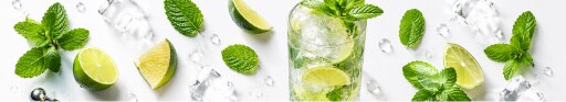 Sfeerbeeld van ingredi&euml;nten van de mojito cocktail zoals limoentjes, muntblaadjes en gecrushed ijs